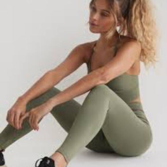 GYMSHARK SWEAT SEAMLESS WOMEN ATHLETIC BODY FIT LEGGINGS SIZE MEDIUM BRAND NEW - Picture 1 of 3